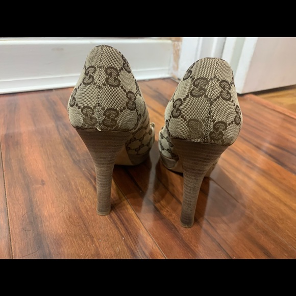 🚫SOLD🚫Gucci Monogram Horsebit Peep Toe Pumps - Picture 8 of 15